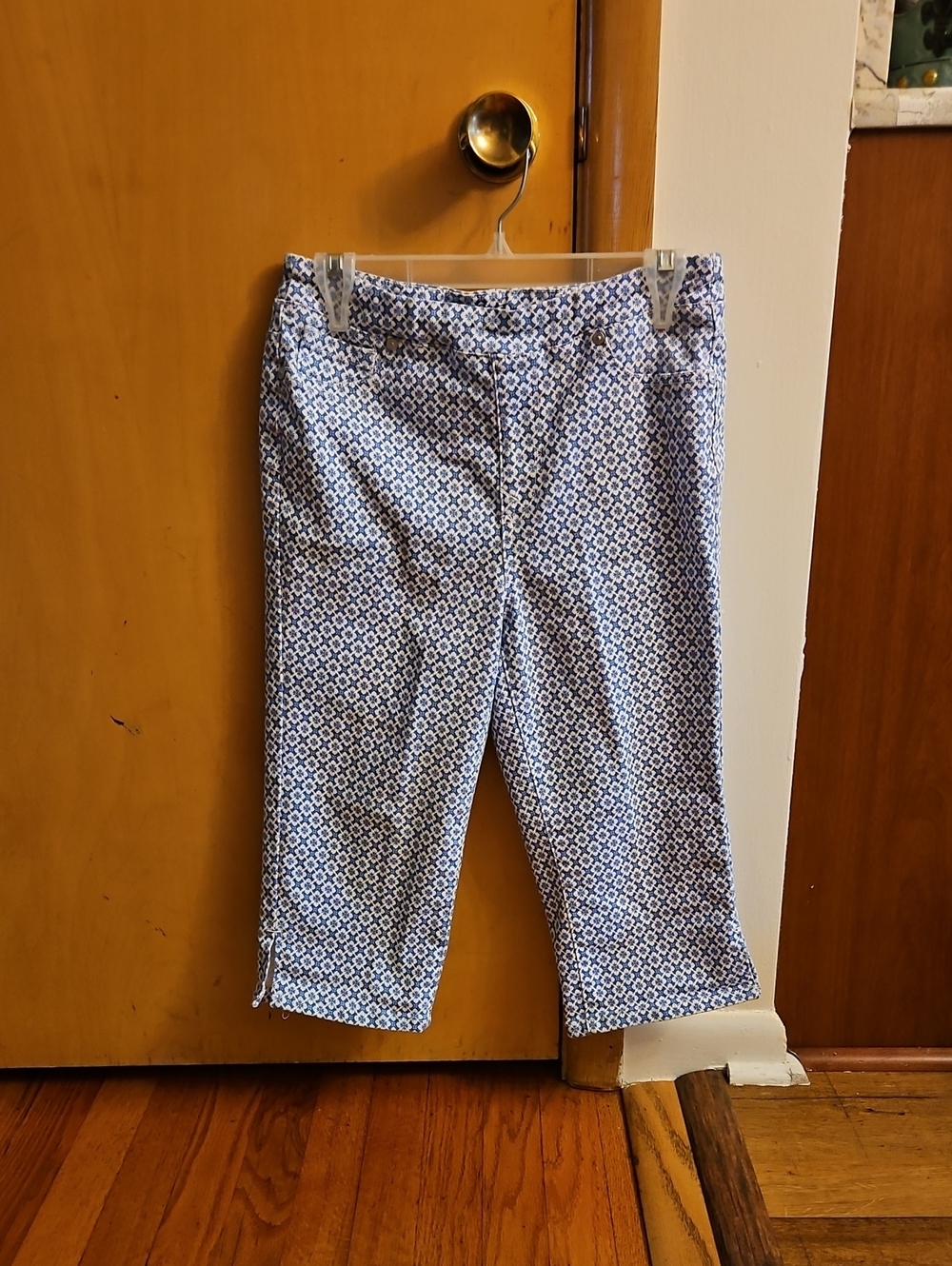 R2 Blue and White Patterned Women’s Capri ,elastic Waist Sz Small